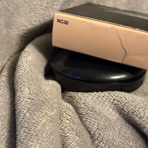MAC Cosmetics NC 30 Studio Fix Powder Plus Foundation - - Picture 3 of 5